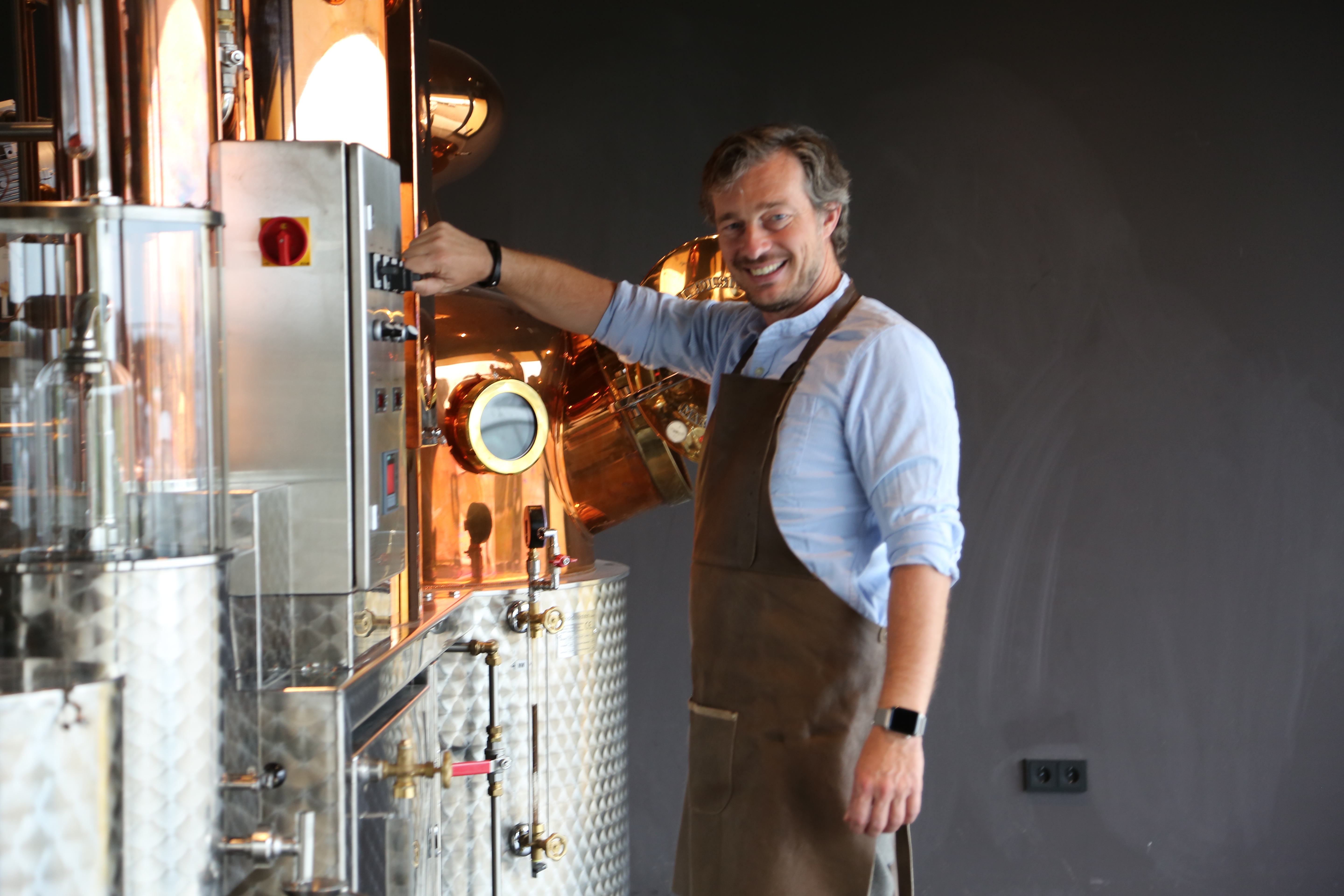 Hans-Jürgen am Whisky brennen